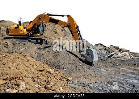 Gelbe Erdbewegungsmaschine auf einem großen Sandhaufen, isoliert auf Weiß. Einfacher Hintergrund für die Gebäudeplanung. Stockfoto