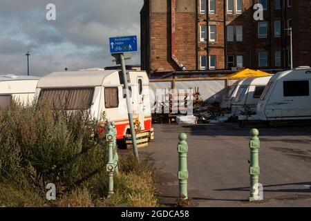 Edinburgh Schottland, Großbritannien Juli 31 2021; Allgemeine Ansichten von Wohnwagen, die am King's Place zwischen Portobello und Seafield und neben dem Sandstrand geparkt sind Stockfoto