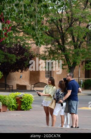 Eine Familie, die Santa Fe, New Mexico, besucht, posiert für ein Selfie-Souvenir-Portrait. Stockfoto