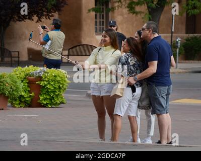 Eine Familie, die Santa Fe, New Mexico, besucht, posiert für ein Selfie-Souvenir-Portrait. Stockfoto