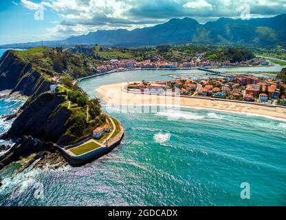 Luftaufnahme von Ribadesella und seiner Mündung in Asturien, Spanien. Stockfoto