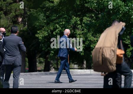 Washington, Vereinigte Staaten. August 2021. Der Präsident der Vereinigten Staaten, Joe Biden, verlässt Fort Lesley J. McNair in Washington, DC, auf dem Weg nach Wilmington, Delaware, 12. August 2021. Quelle: Chris Kleponis/Pool via CNP/dpa/Alamy Live News Stockfoto