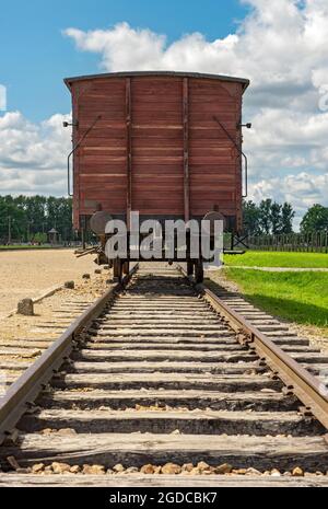 Eisenbahnwaggon und Bahnstrecke im Konzentrationslager Auschwitz II-Birkenau, Oswiecim, Polen Stockfoto