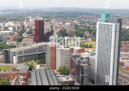 Blick auf die Leeds University von der Spitze des Altus House. Ebenfalls sichtbar sind Broadcasting Tower, Woodhouse Lane Car Park & Sky Plaza Stockfoto