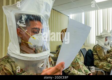 Ein medizinischer Anbieter der US-Luftwaffe nimmt am 29. Dezember 2020 an einem N95-Maskentest im Lodi Memorial Hospital in Lodi, Kalifornien, Teil. Die medizinischen Teams des Verteidigungsministeriums bereiten sich darauf vor, sich in kalifornische Krankenhäuser zu integrieren, um medizinische Unterstützung zusammen mit dem medizinischen Personal des Krankenhauses als Reaktion auf die COVID-19-Pandemie zu leisten. Das U.S. Northern Command setzt sich über die U.S. Army North weiterhin dafür ein, die COVID-19-Reaktion in ganz Amerika flexibel durch das US-Verteidigungsministerium zu unterstützen. (USA Armee-Foto von SPC. Deandre Pierce) Stockfoto