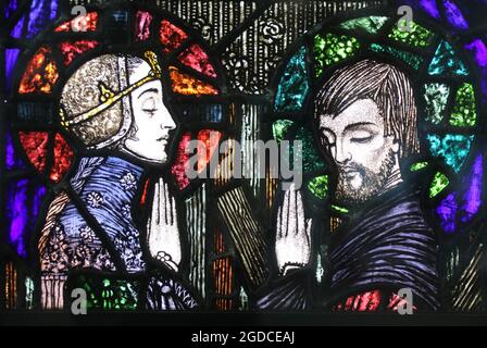 Detail der Krönung der seligen Jungfrau Buntglasfenster von Harry Clarke, die für ein Kloster in Glasgow in Auftrag gegeben wurde Stockfoto
