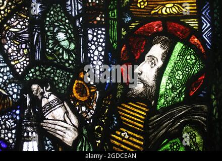 Detail der Krönung der seligen Jungfrau Buntglasfenster von Harry Clarke, die für ein Kloster in Glasgow in Auftrag gegeben wurde Stockfoto