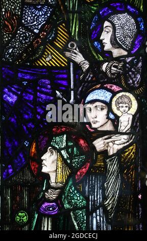 Detail der Krönung der seligen Jungfrau Buntglasfenster von Harry Clarke, die für ein Kloster in Glasgow in Auftrag gegeben wurde Stockfoto