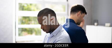 Homosexuell Paar Beziehung Konflikt Und Scheidung. Unglücklich Und Traurig Stockfoto