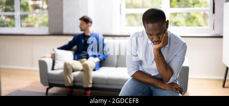 Homosexuell Paar Beziehung Konflikt Und Scheidung. Unglücklich Und Traurig Stockfoto