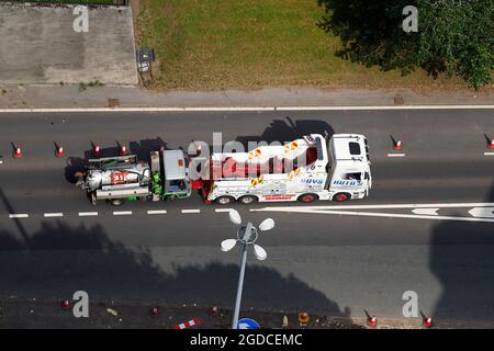 Ein lkw-Bergewagen, der ein abgebrochenes Nutzfahrzeug auf der A58M im Stadtzentrum von Leeds schleppt Stockfoto