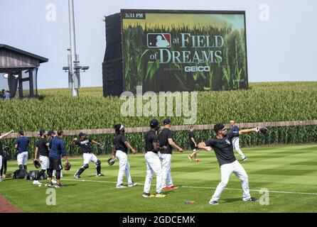 Dyersville, Usa. August 2021. Die Chicago White Sox üben am Donnerstag, den 12. August 2021, in Dyersville, Iowa, den Maisfeld-Ballpark auf dem MLB Field of Dreams, neben dem Filmset Field. Die New York Yankees und Chicago White Sox werden das erste MLB-Spiel der regulären Saison in Iowa spielen. Foto von Pat Benic/UPI Credit: UPI/Alamy Live News Stockfoto