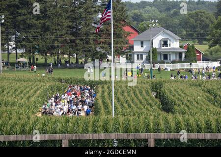 Dyersville, Usa. August 2021. Fans laufen am Donnerstag, den 12. August 2021, durch ein Maisfeld vom Filed of Dreams Filmset-Ballpark zum MLB Field of Dreams Maisfeld-Ballpark in Dyersville, Iowa. Die New York Yankees und Chicago White Sox werden das erste MLB-Spiel der regulären Saison in Iowa spielen. Foto von Pat Benic/UPI Credit: UPI/Alamy Live News Stockfoto