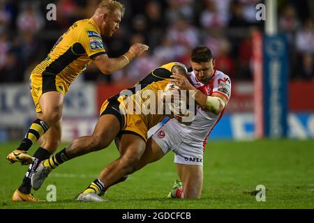 Tommy Makinson (2) aus St. Helens wird am 8/12/2021 von Jordan Turner (25) aus Castleford Tigers in Angriff genommen. (Foto von Craig Thomas/News Images/Sipa USA) Quelle: SIPA USA/Alamy Live News Stockfoto