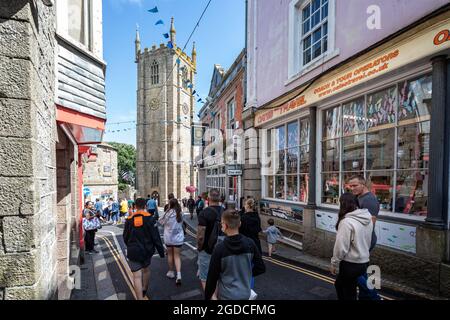 Überfüllte Hauptstraße, die am 6. August 2021 zur Kirche St. La in St. Ives, Cornwall, Großbritannien, führt Stockfoto