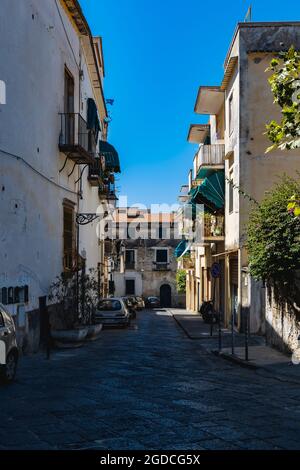 Sorrento, Italien - August 26 2020: Blick auf die enge Straße voller Autos und Motorräder Stockfoto