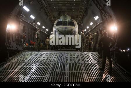 Afghanistan. Juni 2021. Antennenporteure arbeiten mit Betreuern zusammen, um einen CH-47 Chinook in einen C-17 Globemaster III zu laden, um die rückwirkende Mission Resolute Support in Afghanistan zu unterstützen, 16. Juni 2021. (USA Armeefoto von Sgt. First Class Corey Vandiver/DVIDS via Credit: SIPA USA/Alamy Live News Stockfoto