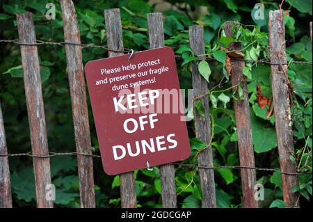 Schild ist in der Nähe der Sanddünen im Indiana Dunes National Park in Indiana angebracht. Schild ist an einem rustikalen, umzäunten Zaun befestigt. Stockfoto