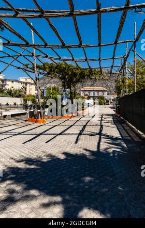 Sorrento, Italien - August 26 2020: Eingang zum privaten Parkplatz mit Holzkonstruktion Stockfoto