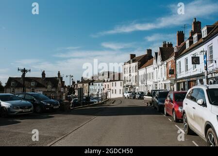 MALTON, VEREINIGTES KÖNIGREICH - 20. März 2020: Eine Aufnahme einer leeren Straße mit geparkten Autos und Gebäuden in der malerischen Stadt Malton, Vereinigtes Königreich Stockfoto