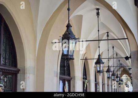 KRAKAU, POLEN - 10. Aug 2014: Eine Reihe alter traditioneller Lampen auf dem Hauptplatz von Krakau, Polen Stockfoto