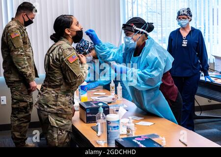 Sea Gurt, NJ, 13. Februar 2021 - Mitglieder des Title 10-Impfteams nehmen an einem 15-minütigen COVID-19-Schnelltest bei einem Auftrag der Federal Emergency Management Agency (FEMA) im New Jersey Air National Guard Training Center Teil, um die Impfeinsätze von COVID-19 zu unterstützen. Die FEMA arbeitet mit staatlichen, lokalen, Stammes- und Gebietsregierungen an der kritischen Notwendigkeit, Impfzentren in unterversorgten Gemeinden zu eröffnen. K.C. Wilsey/FEMA Stockfoto