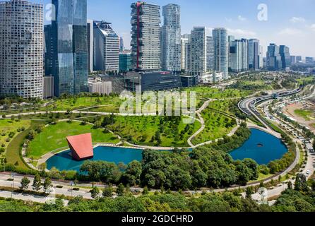 Der La Mexicana Park in der Gegend von Santa Fe in Mexiko-Stadt hat während der Regenzeit einen grünen Look Stockfoto