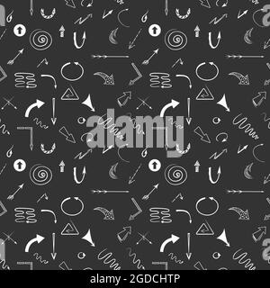 Nahtloses Muster mit verschiedenen Arten von Pfeilen. Abstraktes Richtungsornament auf dunkelgrauen Hintergründen Stock Vektor