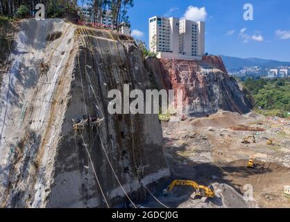 Arbeiter verstärken eine Klippenwand in der Gegend von Santa Fe in Mexiko-Stadt, Mexiko Stockfoto
