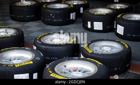 Vallelunga, 26 2021. Juni, Aci-Rennwochenende. Große Gruppe von Pirelli P Zero Rennreifen am Boden ausgerichtet Stockfoto