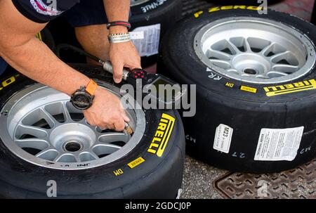 Vallelunga, 26 2021. Juni, Aci-Rennwochenende. Mechaniker prüft Manometer im Pirelli Rennreifen aus nächster Nähe Stockfoto