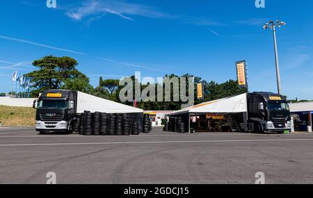 Vallelunga, 26 2021. Juni, Aci-Rennwochenende. Pirelli Racing Reifen Service-LKW und Werkstatt in Schaltung Paddock Stockfoto