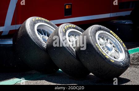 Vallelunga, 26 2021. Juni, Aci-Rennwochenende. Satz Pirelli P Zero Rennreifen, die im Fahrerlager gewaschen werden Stockfoto