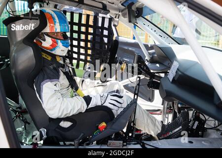 Vallelunga, 26 2021. Juni, Aci-Rennwochenende. Rennfahrer sitzt im Tourenwagen-Cockpit und schaut mit Rennanzug auf die Kamera Stockfoto