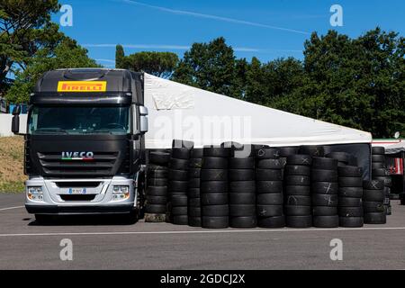 Vallelunga, 26 2021. Juni, Aci-Rennwochenende. Pirelli Racing Reifen Service-LKW und Werkstatt in Schaltung Paddock Stockfoto