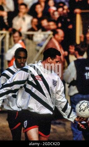 Paul Gascoigne führt das englische Team in einem WM-Qualifikationsspiel 1994 in Wembley gegen Holland auf das Spielfeld Stockfoto