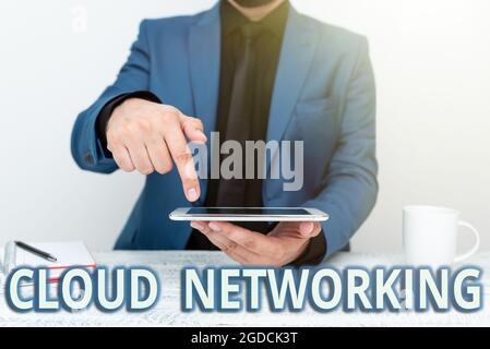 Konzeptunterschrift Cloud Networking. Überblick über das Unternehmen Beschaffung und Nutzung einer oder mehrerer Netzwerkressourcen, die Kommunikationstechnologie präsentieren Stockfoto