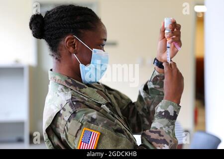 Pfc. Shaniah Edwards, Medical Detachment, bereitet sich darauf vor, Soldaten und Luftwaffe den Impfstoff Moderna COVID-19 im Hauptquartier der Gemeinsamen Streitkräfte, 12. Februar 2021, zu verabreichen. Die Nationalgarde der Jungferninseln bleibt bereit, relevant und reaktionsbereit bei unseren Bemühungen, unsere Gemeinschaft während der Pandemie zu unterstützen. (Foto DER US Army National Guard von Sgt. Leona C. Hendrickson) Stockfoto