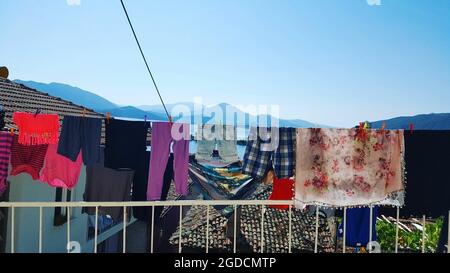 Bunte Wäsche hängt an der Wäscheleine Stockfoto