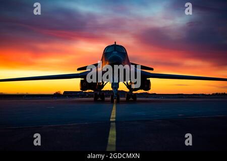 Ein B-1B Lancer, der dem 9. Expeditionary Bomb Squadron zugewiesen wurde, sitzt auf der Fluglinie auf der Ørland Air Force Station, Norwegen, 14. März 2021. Die Durchführung von Bomber Task Force Europe-Einsätzen und -Operationen bietet der Luftbesatzung eine verbesserte Bereitschaft und Schulung, die erforderlich ist, um auf alle Eventualitäten oder Herausforderungen weltweit zu reagieren. (USA Luftwaffe Foto von Airman 1st Class Colin Hollowell) Stockfoto