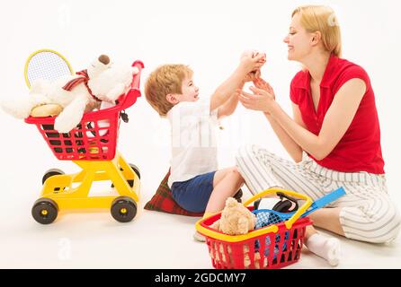 Familienbeziehungen. Kaufen und Verkaufen. Mutter mit Sohn spielt im Supermarkt. Speichern. Kaufen. Stockfoto