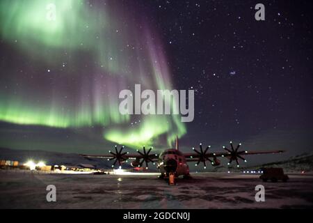 Ein LC-130 Skibird vom 109. Luftlift-Flügel sitzt auf der Rampe am Kangerlussuaq Airport, Grönland, mit den Nordlichtern, die oben am Himmel blendender Himmel sind. Die Nordlichter treten im Winter auf und sind besonders hell in einer dunklen Nacht in Grönland. Der 109. Führt jährlich von März bis August Trainings- und wissenschaftliche Forschungsförderung durch. Foto mit freundlicher Genehmigung von LT. Col. Kevin Jones Stockfoto