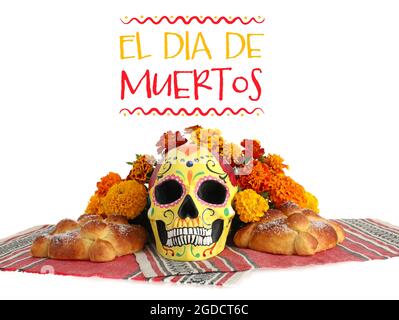 Brot der Toten und bemalter Schädel auf weißem Hintergrund. Feier des mexikanischen Tages der Toten (El Dia de Muertos) Stockfoto