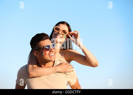 Glückliches mexikanisches Paar am Sommertag Stockfoto