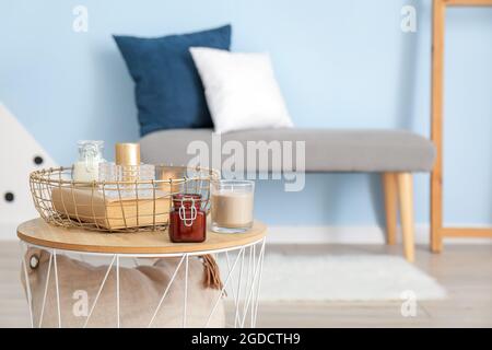 Duftkerzen und Buch auf dem Tisch im Zimmer Stockfoto