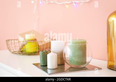 Duftkerzen auf dem Tisch im Zimmer Stockfoto