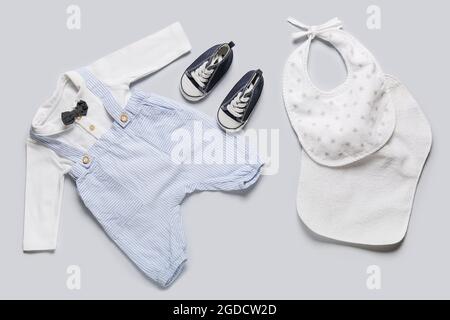 Stilvolle Babykleidung auf hellem Hintergrund Stockfoto