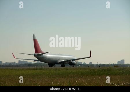 Flugzeug auf thetaxi Kanal des Flugfeldes - Reisekonzept Stockfoto