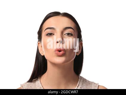 Junge Frau macht Gesichtsaufbau Übung vor weißem Hintergrund Stockfoto