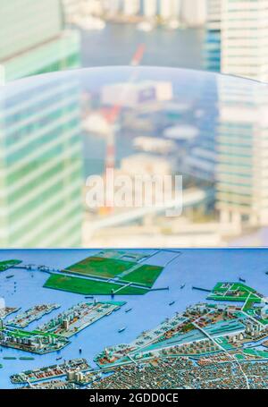 tokio, japan - 10 2021. august: Modell im Plastikmaßstab, das von einer Glaskuppel bedeckt ist und in Miniatur die zurückgewonnenen Gebiete der Odaiba-Inseln darstellt Stockfoto